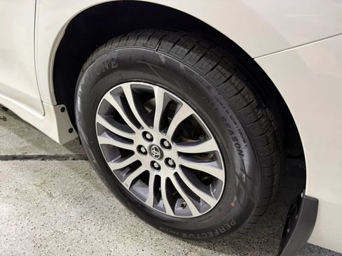 Used 2018 Toyota Sienna XLE w/ XLE Navigation Package FWD image 47