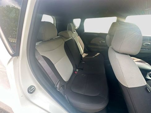 Used 2018 Kia Soul FWD image 25