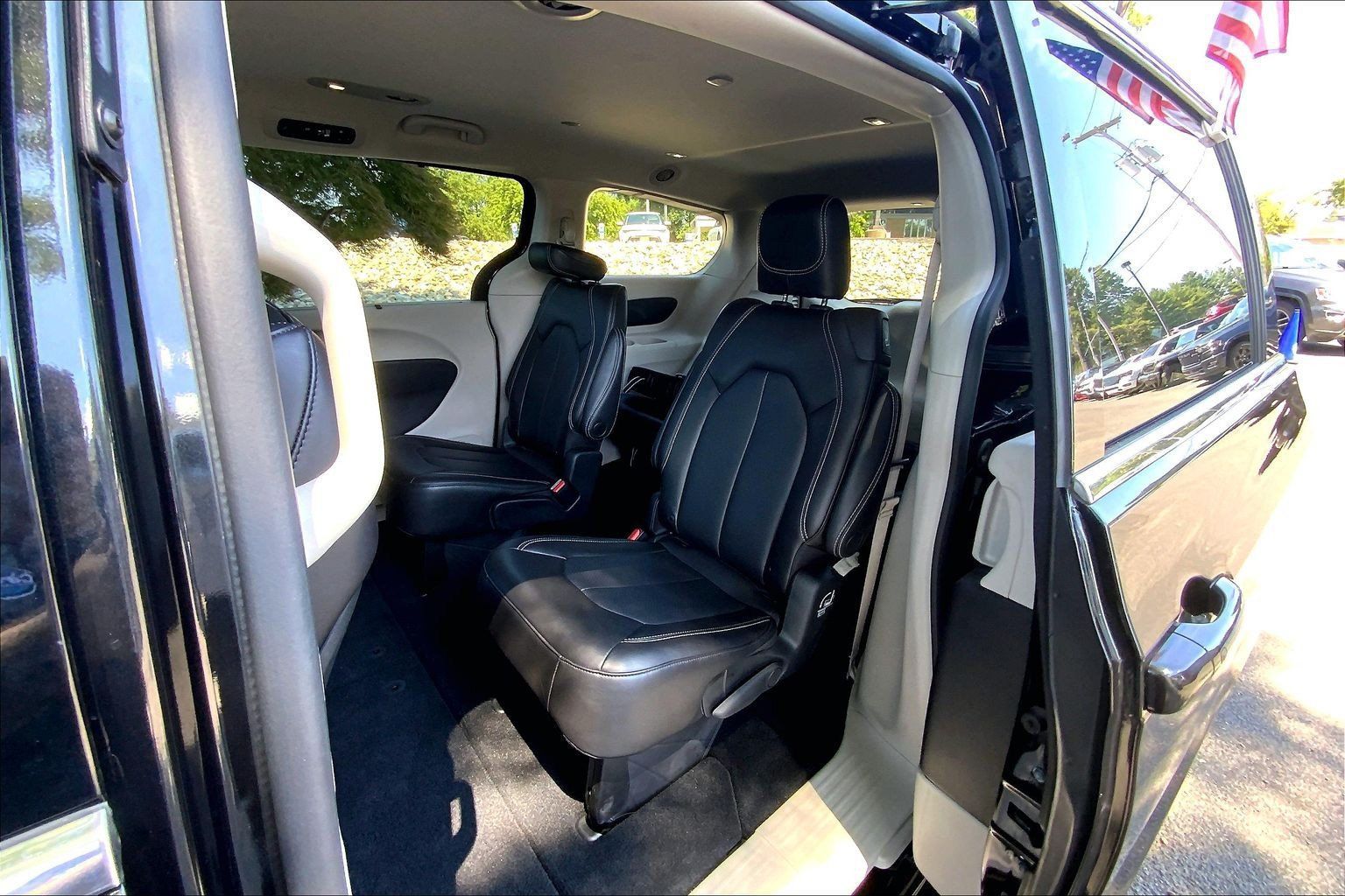 Certified 2023 Chrysler Pacifica Touring-L AWD/4WD image 15