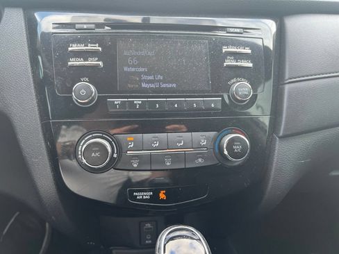 Used 2017 Nissan Rogue S AWD/4WD image 8