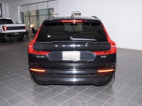 Used 2022 Volvo XC60 B5 Momentum image 4