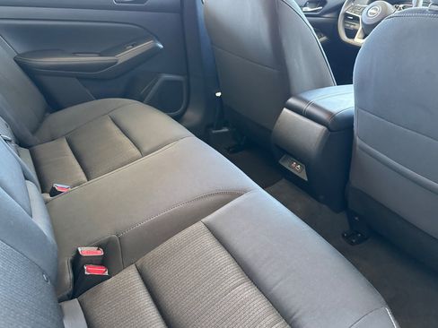 Used 2025 Nissan Altima 2.5 SV FWD image 31