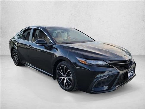 Used 2023 Toyota Camry SE w/ Cold Weather Package image 3