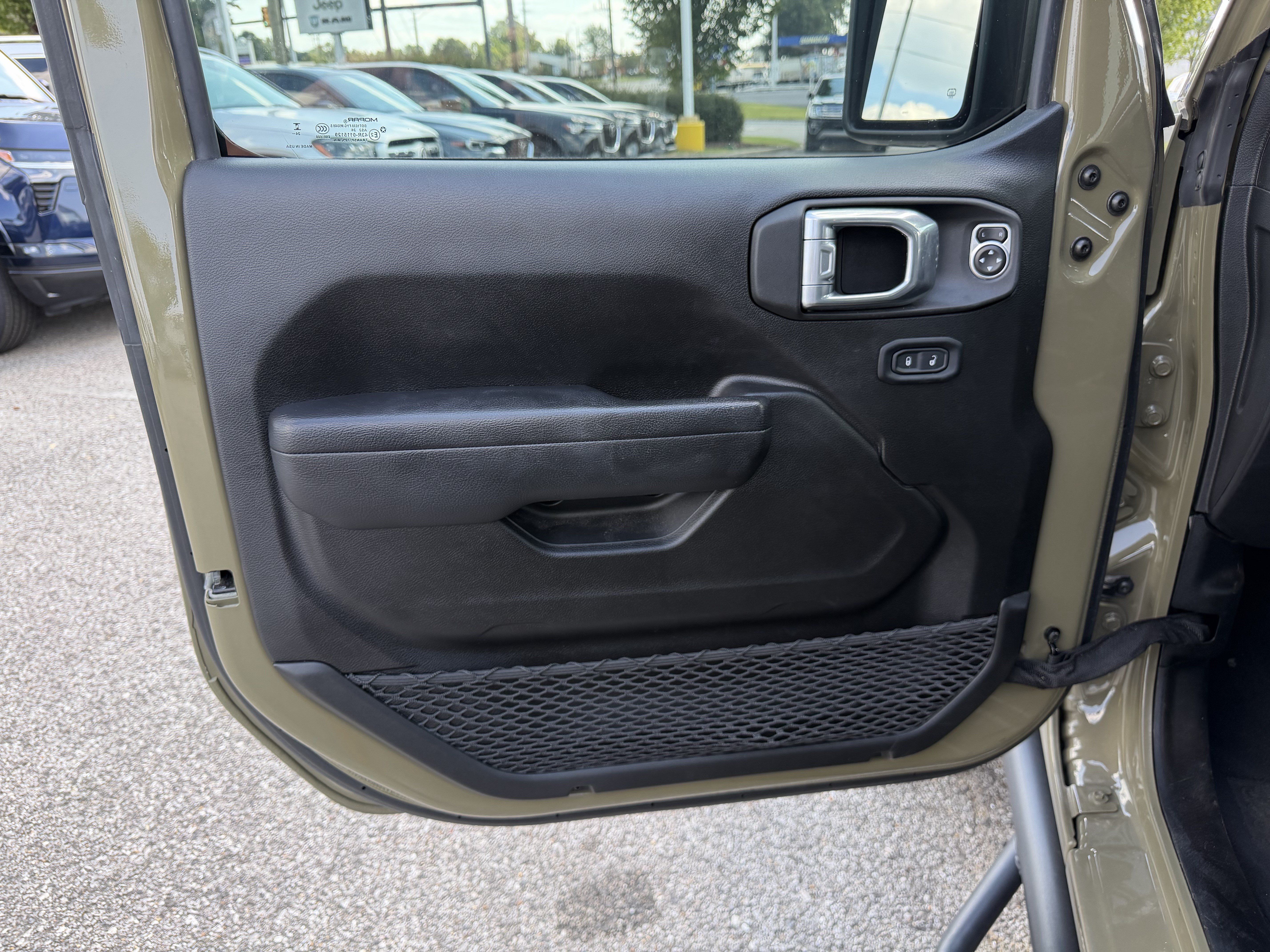 Used 2025 Jeep Gladiator Sport AWD/4WD image 14