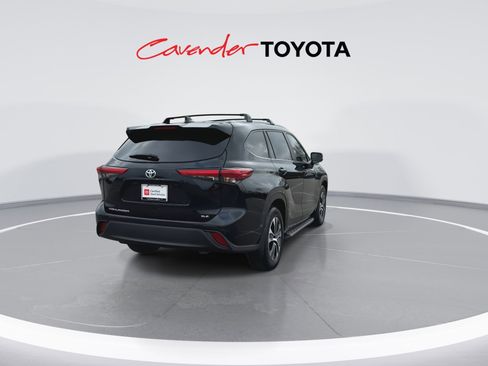 Used 2023 Toyota Highlander XLE image 7