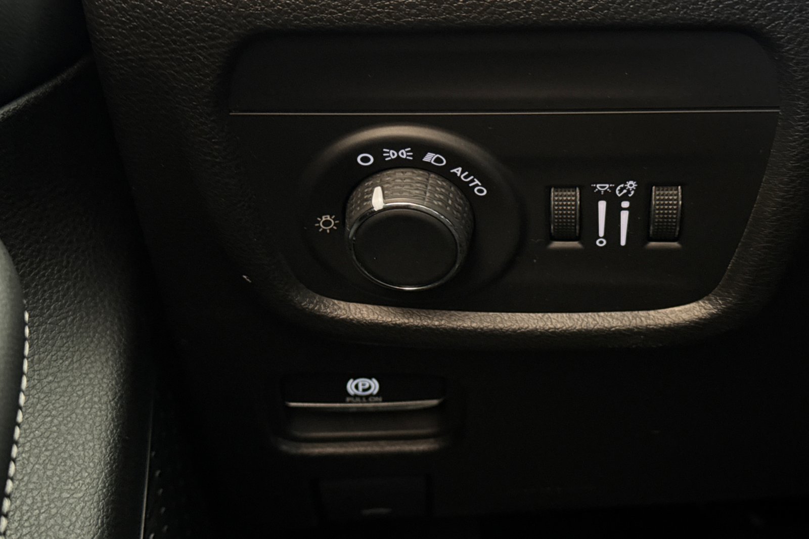 Used 2023 Jeep Grand Cherokee Laredo AWD/4WD image 30