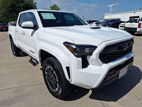 Used 2025 Toyota Tacoma TRD Sport AWD/4WD image 8