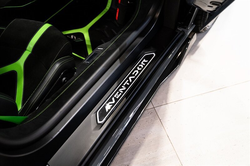 Used 2020 Lamborghini Aventador SVJ AWD/4WD image 16