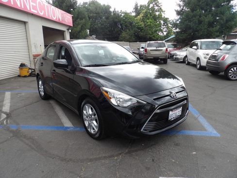 Used 2017 Toyota Yaris iA FWD image 2