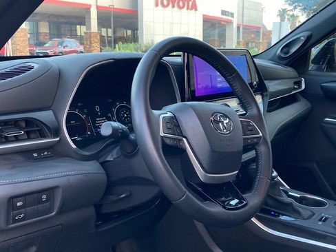 Certified 2025 Toyota Highlander XSE AWD/4WD image 9