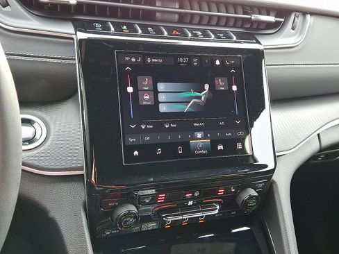 Used 2024 Jeep Grand Cherokee Altitude image 15