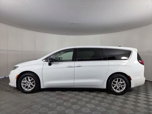 Certified 2024 Chrysler Pacifica Touring-L image 6