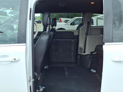 Used 2019 Dodge Grand Caravan SXT FWD image 11