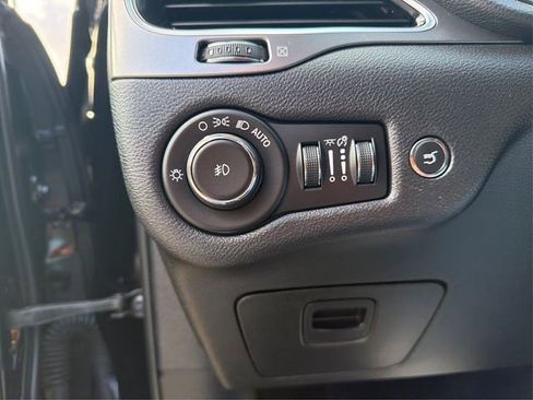 Used 2019 Jeep Cherokee Limited AWD/4WD image 16