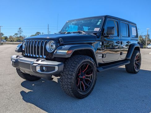 Used 2018 Jeep Wrangler Unlimited Sahara w/ Safety Group image 9