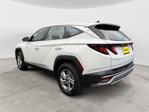 Certified 2025 Hyundai Tucson SE image 2