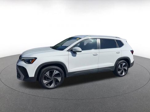 Used 2025 Volkswagen Taos SE image 7