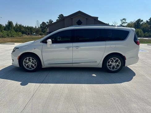Used 2018 Chrysler Pacifica Touring-L w/ Tire & Wheel Group FWD image 2