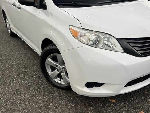 Used 2017 Toyota Sienna L image 2