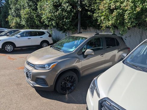 Used 2021 Chevrolet Trax LT w/ Sport Edition AWD/4WD image 2