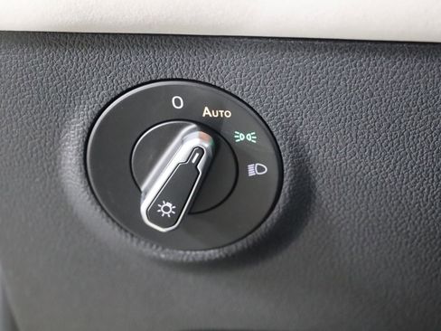 Used 2025 Volkswagen Taos SE image 37