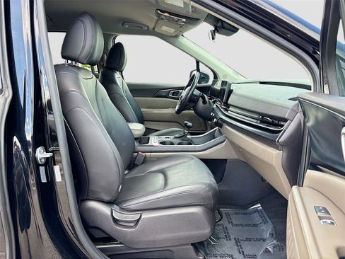Used 2025 Kia Carnival FWD image 29