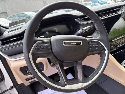 Certified 2023 Jeep Grand Cherokee Limited w/ Luxury Tech Group II AWD/4WD image 17