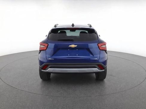 Used 2024 Chevrolet Trax LT w/ LT Convenience Package FWD image 11
