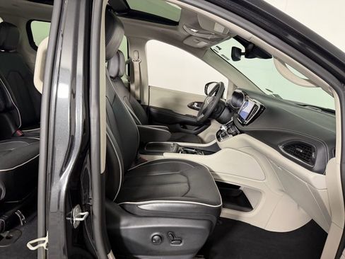 Used 2023 Chrysler Pacifica Limited image 27
