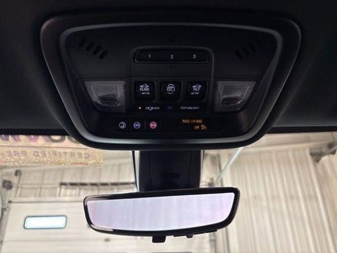 Used 2023 Chevrolet Traverse LT w/ LT Premium Package AWD/4WD image 21