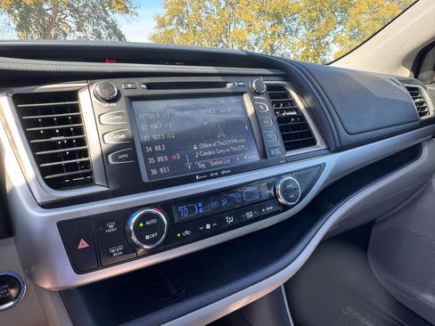 Used 2017 Toyota Highlander XLE image 37