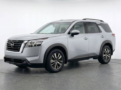 Used 2025 Nissan Pathfinder SV FWD image 3