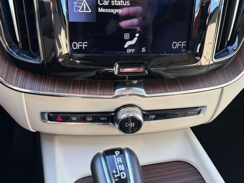 Used 2021 Volvo XC60 T5 Momentum w/ Premium Package image 25