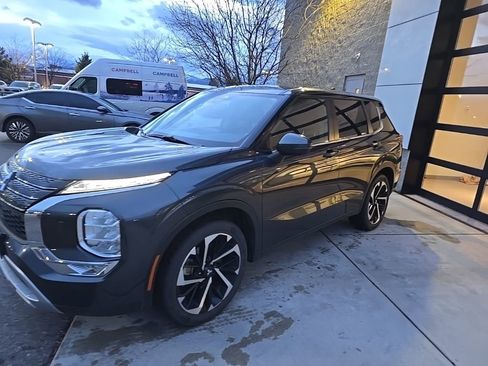 Used 2024 Mitsubishi Outlander SE image 3