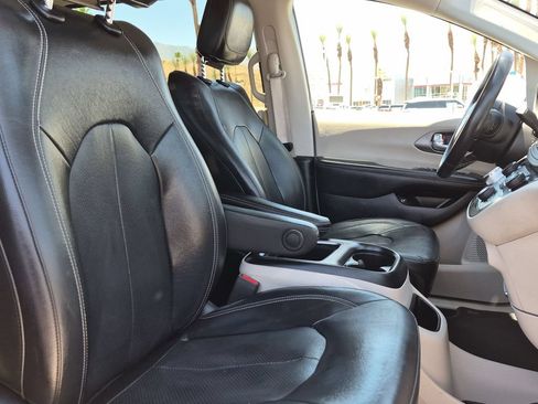 Used 2022 Chrysler Pacifica Touring-L FWD image 17