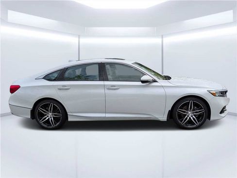 Used 2022 Honda Accord Touring image 2