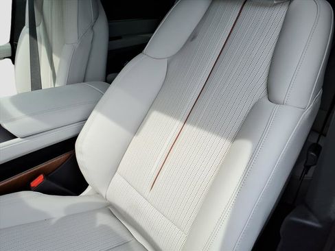 New 2026 Cadillac Vistiq Luxury w/ LPO, Floor Liner Package image 15