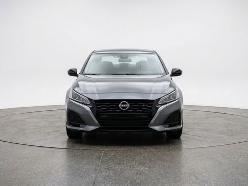 Used 2025 Nissan Altima 2.5 SV FWD image 2
