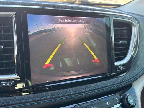 Used 2021 Chrysler Pacifica Touring image 21