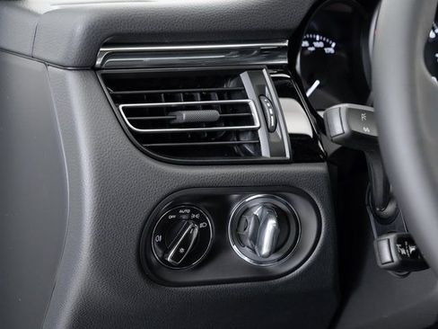 Certified 2025 Porsche Macan image 11