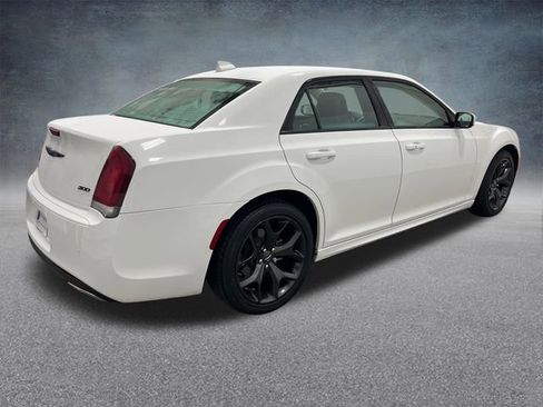 Used 2023 Chrysler 300 Touring L image 5