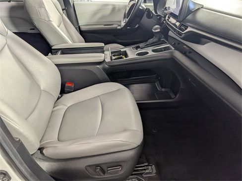 Used 2025 Toyota Sienna XLE image 33