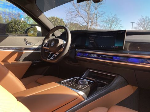 Used 2025 BMW 740i w/ Premium Package image 6