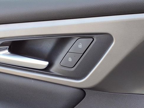 Used 2025 Chevrolet Traverse LT image 18