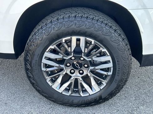 Used 2025 Chevrolet Suburban Z71 image 15