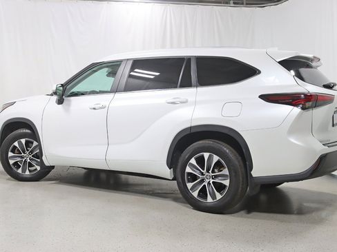 Used 2024 Toyota Highlander XLE AWD/4WD image 9