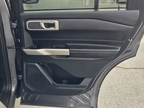 Used 2022 Ford Explorer XLT w/ Equipment Group 202A image 8