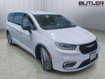 Used 2024 Chrysler Pacifica Touring-L