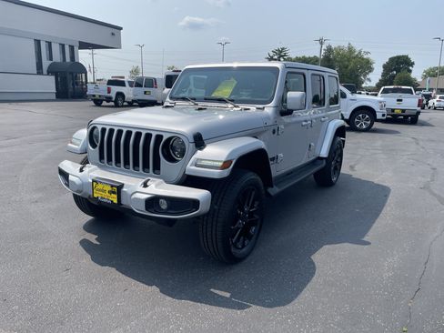 Used 2023 Jeep Wrangler Unlimited Sahara AWD/4WD image 4