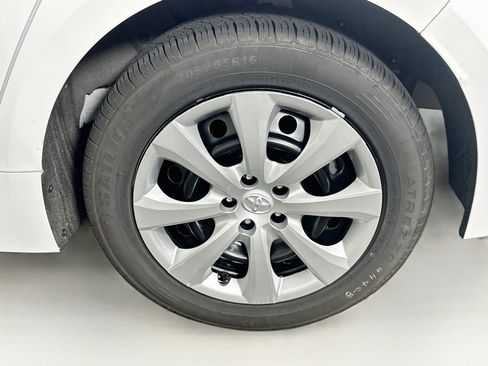 Used 2024 Toyota Corolla LE FWD image 11